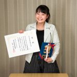 香川県英語弁論大会での賞状を持った高校生の女の子