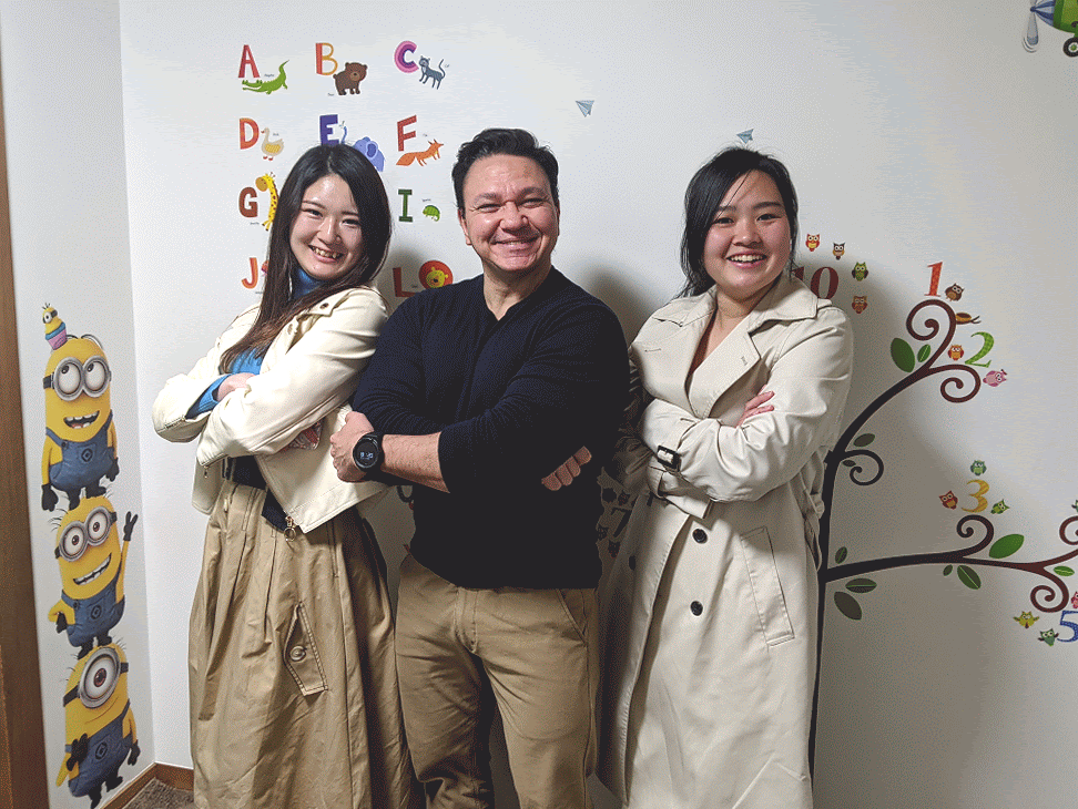 高松英会話ケビンズイングリッシュハウスの生徒たち Haruko, Rinkoと Kevin