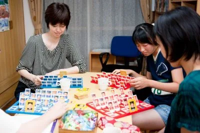 英会話高松の大人の生徒たちがボードゲームをしています。