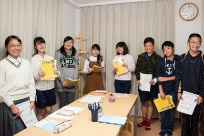 英会話高松の中学生の生徒たちが英会話クラスを楽しんでいます。