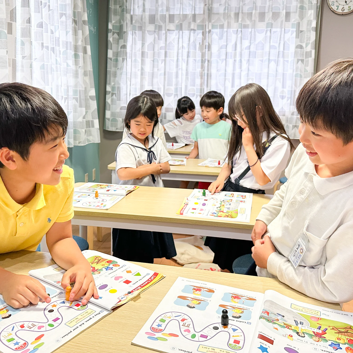 子ども英会話クラスで英語ボードゲームを楽しむ小学生たち｜高松英会話ケビンズイングリッシュハウス