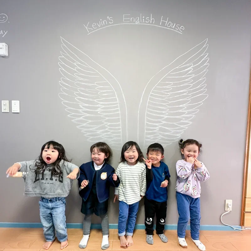 高松英会話ベビークラスでママと子供たちが玩具で遊んでいます。