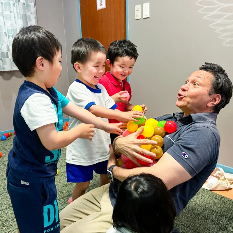 高松英会話ケビンズイングリッシュハウスの幼稚園児クラスで生徒たちがレッスンを楽しんでいます。