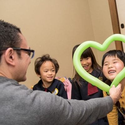 高松英会話ケビンズイングリッシュハウスの幼稚園児クラスを楽しんでいる子ども/キッズ