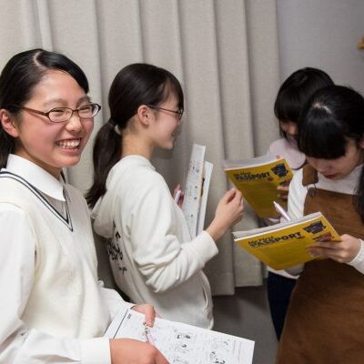 英会話高松の中学生の生徒たちが笑いながらアクティビティをしています。