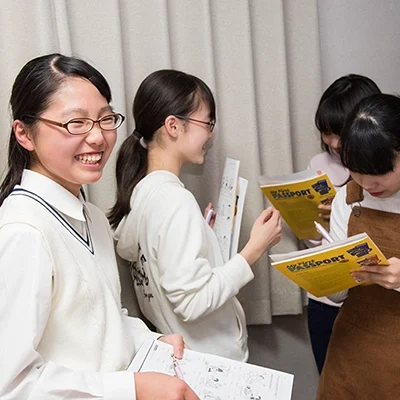 会話高松の中学生の生徒たちが笑いながらアクティビティをしています。